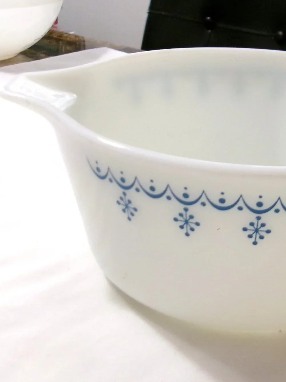 Pyrex 474-B No Lid Garland Snowflake 1 1/2 Quart Casserole White Blue